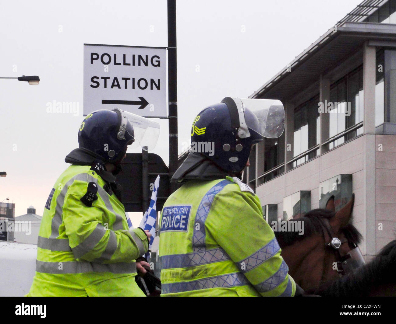 Polizei Wache ein Wahllokal London während der Kommunalwahlen - Fulham, London, UK 05.03.2012 Stockfoto