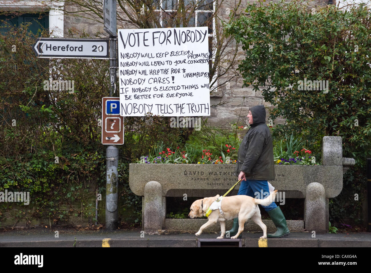 3. Mai 2012. Hausgemachte Zeichen Fragen Leute zur Abstimmung für niemand bei den Wahlen zum Stadtrat in Hay-on-Wye, Powys, Wales, UK. Stockfoto
