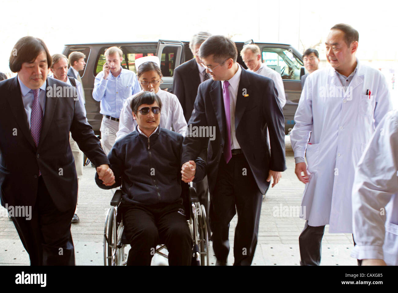 Blinder dissident Rechtsanwalt Chen Guangcheng, zentrieren, begleitet von US-Botschafter in China Gary Locke, rechts, und Legal Advisor Harold Koh, links, in einem Krankenhaus 2. Mai 2012 in Peking, China. Chen der Hausarrest entkommen und floh nach der US-Botschaft fordert nun, China zu verlassen. Stockfoto