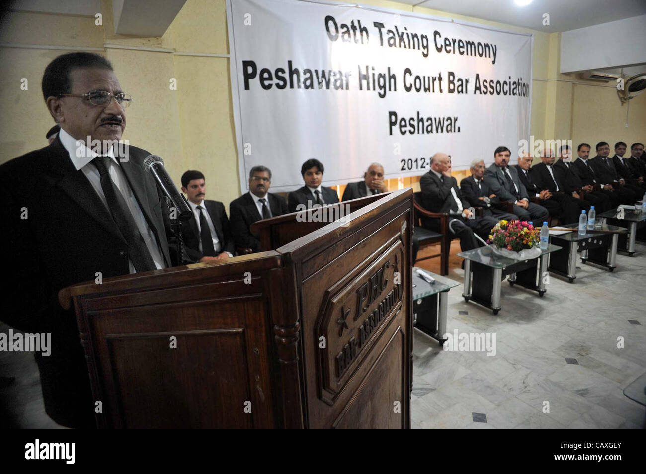 Peshawar High Court Chief Justice Gerechtigkeit Dost Mohammad Adressen Eid die Zeremonie der High Court Bar Association am Donnerstag, 3. Mai 2012 statt. Stockfoto