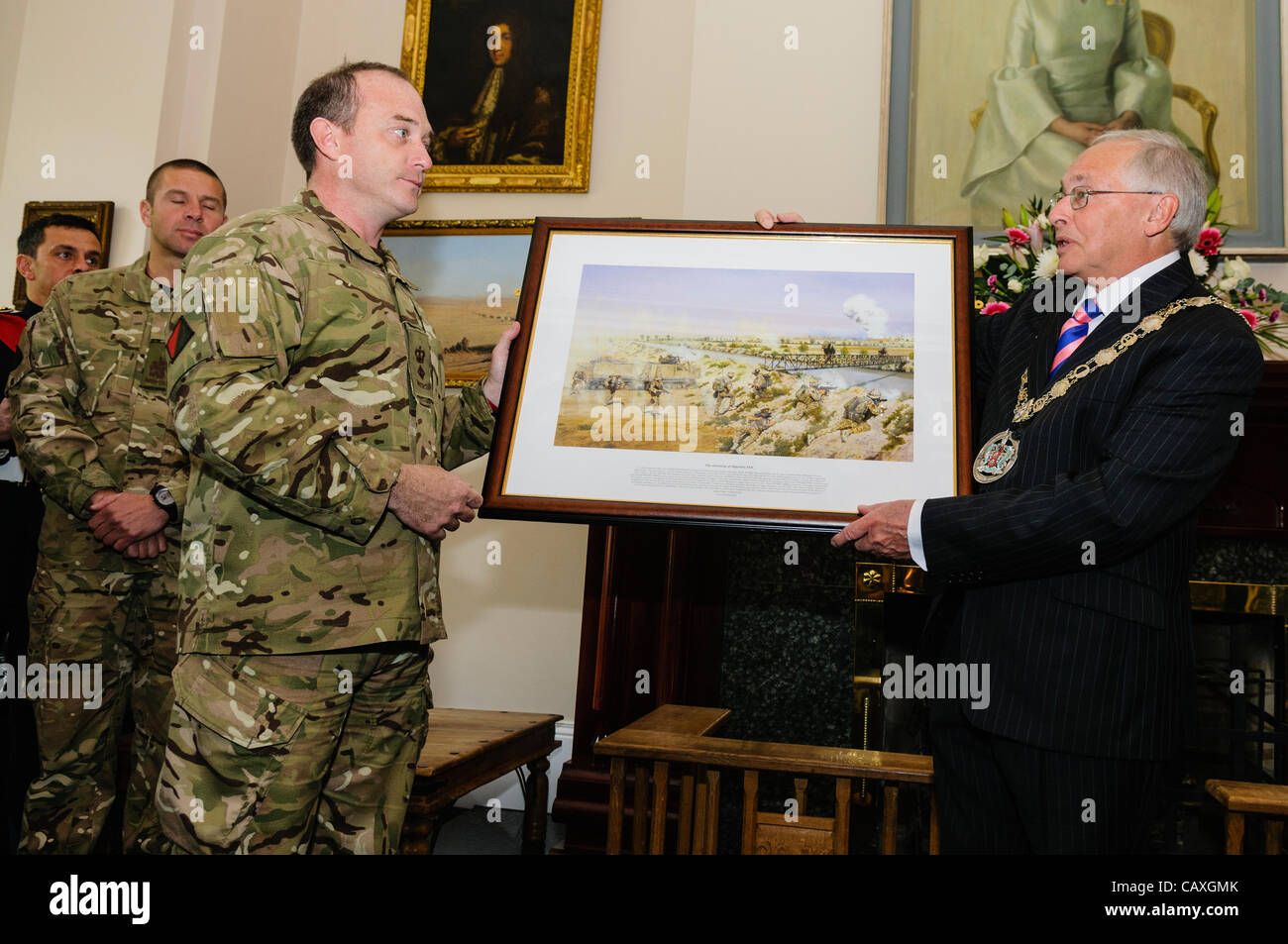 Holywood, erhält 05.03.2012 - Bürgermeister von North Down, Cllr James McKerrow, ein Geschenk eines Bildes als Soldaten begrüßte nach Hause nach einer Tour of Duty in Afghanistan Stockfoto