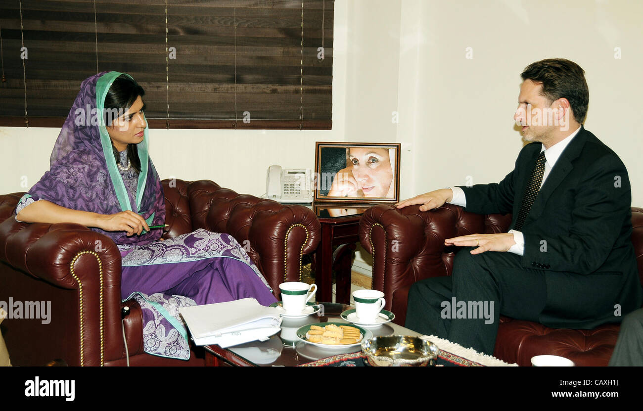 Bundesminister für auswärtige Angelegenheiten, Hina Rabbani Khar spricht mit Pierre Kraehenbuehl, Director Operations ICRC, bei Treffen in Islamabad am Donnerstag, 3. Mai 2012. Stockfoto