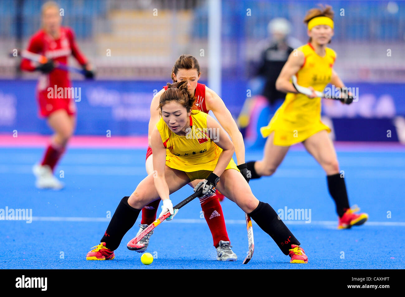 03.05.2012 London, England. China Mittelfeldspieler # 22 Qingling SONG (CHN) in Aktion während der Frauen vorläufige Übereinstimmung zwischen China und Großbritannien am 2. Tag der Visa International Invitational Hockey Turnier in der Flussufer-Arena im Olympiapark. (Dies ist ein Testereignis 2012 Olympics, Teil Stockfoto