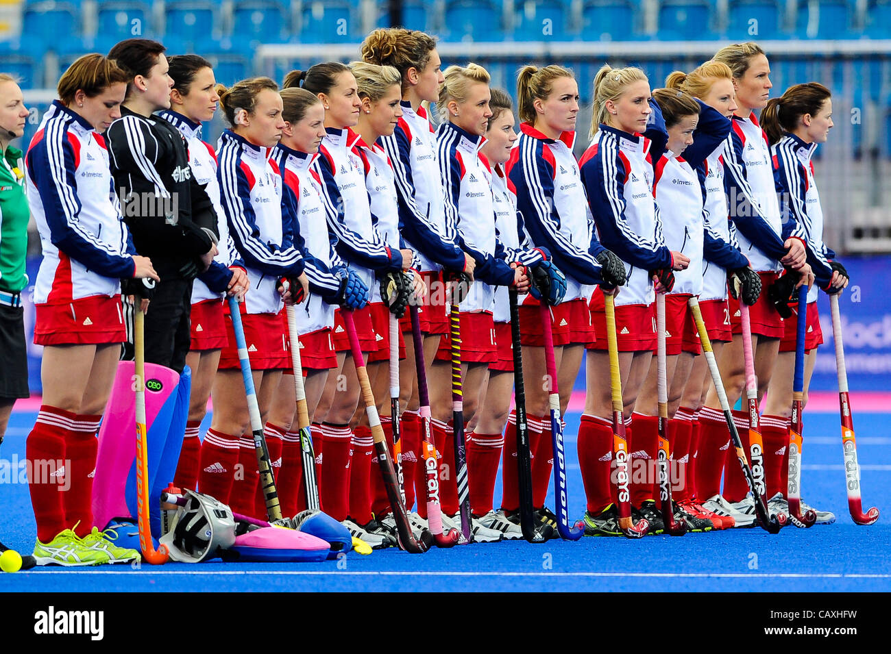 03.05.2012 London, England. Team GBR während der Nationalhymne bei der Frauen vorläufige Match zwischen China und Großbritannien am 2. Tag der Visa International Invitational Hockey Turnier in der Flussufer-Arena im Olympiapark. (Dies ist ein Testereignis 2012 Olympics, Teil des London-Prepaid Stockfoto