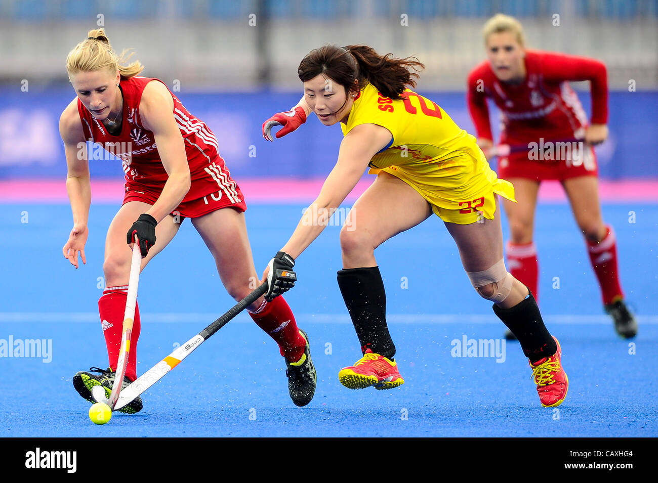03.05.2012 London, England. Great Britain Mittelfeldspieler # 10 Susie GILBERT (GBR) und China Mittelfeldspieler # 22 Qingling SONG (CHN) zu konkurrieren, während die Frauen vorläufige Übereinstimmung zwischen China und Großbritannien am 2. Tag der Visa International Invitational Hockey Turnier in der Riverbank Arena auf die Oly Stockfoto
