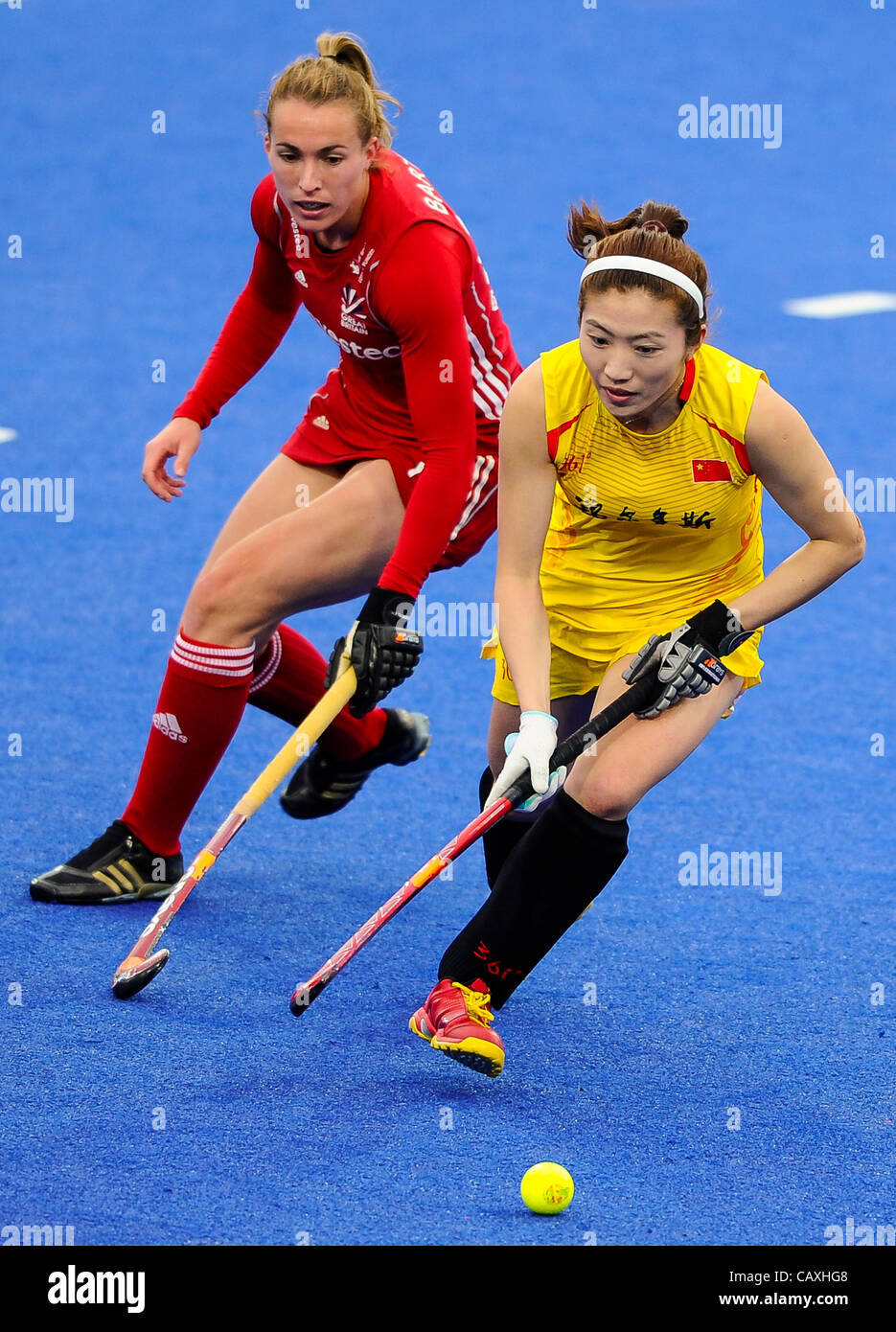 03.05.2012 London, England. China Mittelfeldspieler # 17 Hongxia LI (CHN) in Aktion während der Frauen vorläufige Übereinstimmung zwischen China und Großbritannien am 2. Tag der Visa International Invitational Hockey Turnier in der Flussufer-Arena im Olympiapark. (Dies ist ein Testereignis 2012 Olympics, Teil Stockfoto