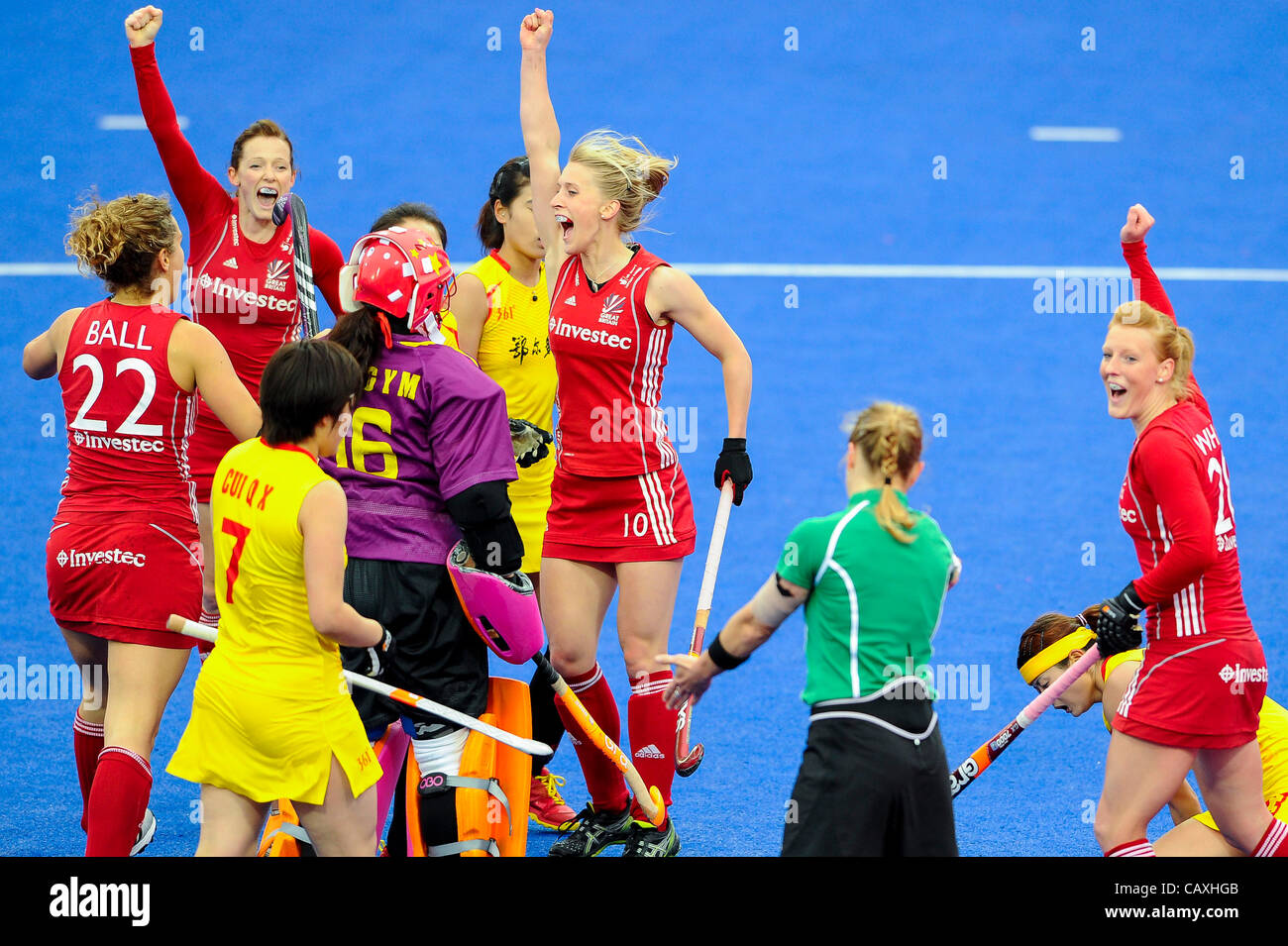 03.05.2012 London, England. Great Britain Mittelfeldspieler # 10 Susie GILBERT (GBR) feiert scoring während der Frauen vorläufige Übereinstimmung zwischen China und Großbritannien am 2. Tag der Visa International Invitational Hockey Turnier in der Flussufer-Arena im Olympiapark. (Dies ist eine Olympiade 2012 Stockfoto