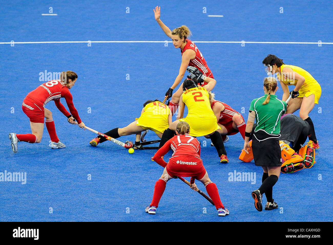 03.05.2012 London, England. China verteidigt wie Großbritannien Mittelfeldspieler # 8 Helen RICHARDSON (GBR) Radfahren, um während der Frauen vorläufige Übereinstimmung zwischen China und Großbritannien am 2. Tag von der Visa International Hockey-Einladungsturnier in der Flussufer-Arena im Olympiapark zu schießen. (Dies Stockfoto