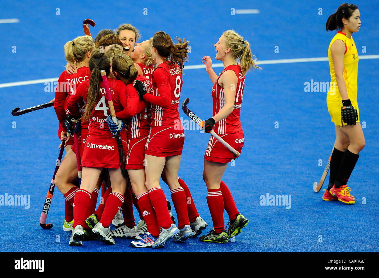 03.05.2012 London, England. Großbritannien feiert einen späten Score um ein Sieg für die Verteidiger #5 Crista CULLEN (GBR) während der Frauen vorläufige Übereinstimmung zwischen China und Großbritannien am 2. Tag der Visa International Invitational Hockey Turnier in der Flussufer-Arena im Olympiapark abzudichten. ( Stockfoto