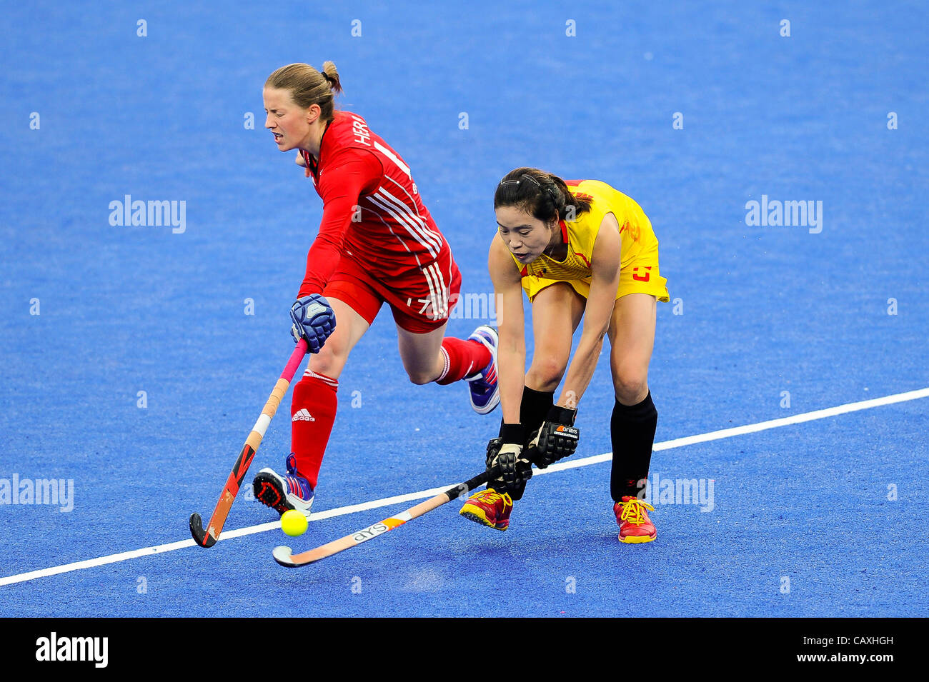 03.05.2012 London, England. Großbritannien nach vorne #17 Rebecca HERBERT (GBR) und China Defender #5 Wei MA (CHN) treten während der Frauen vorläufige Übereinstimmung zwischen China und Großbritannien am 2. Tag der Visa International Invitational Hockey Turnier in der Flussufer-Arena im Olympiapark. (T Stockfoto