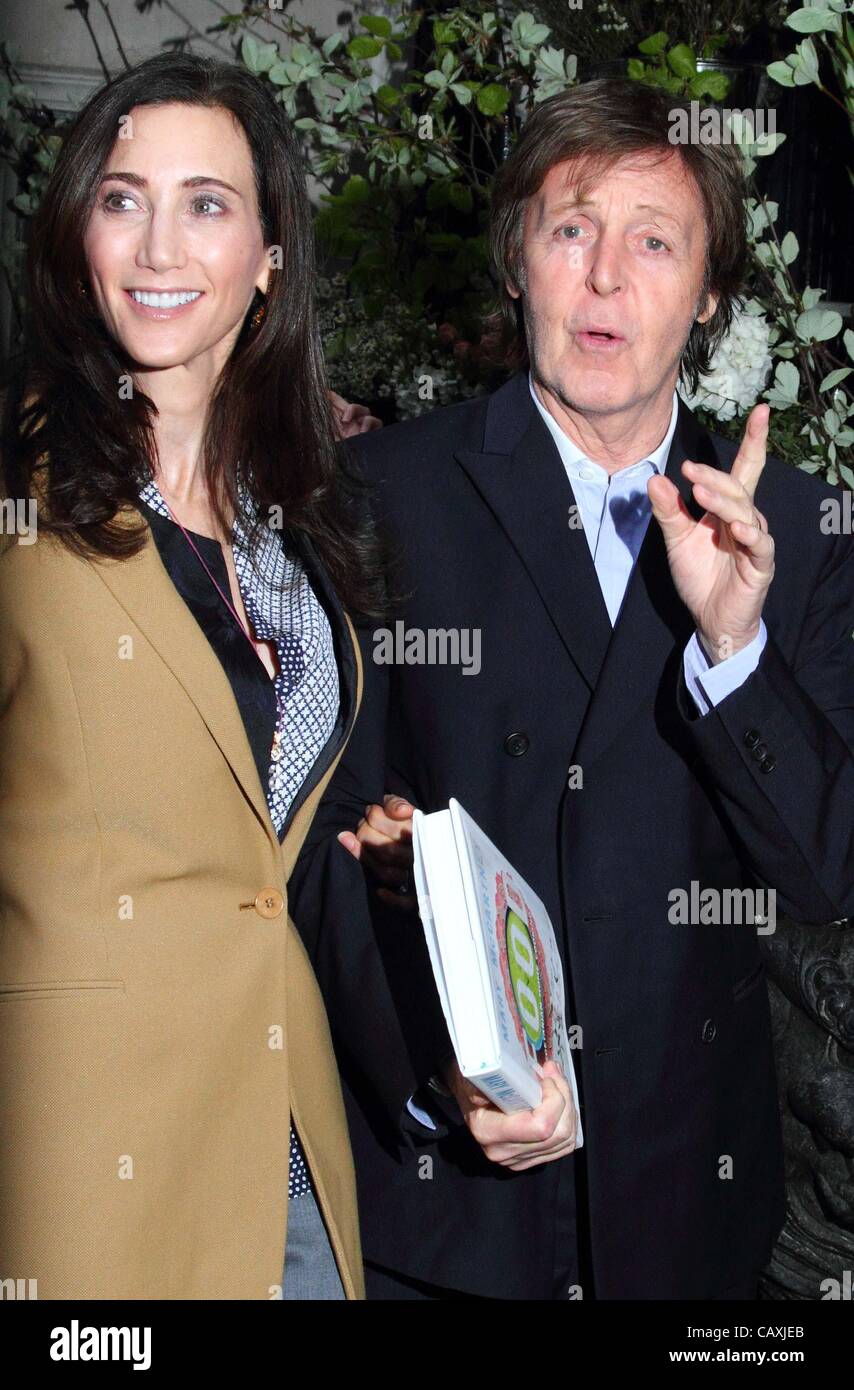 London - Sir Paul McCartney und Ehefrau Nancy Shevell im Mary McCartneys "Food" Buch Launch-Party im Liberty, London - Mai 3. 2012 Foto von Keith Mayhew Stockfoto