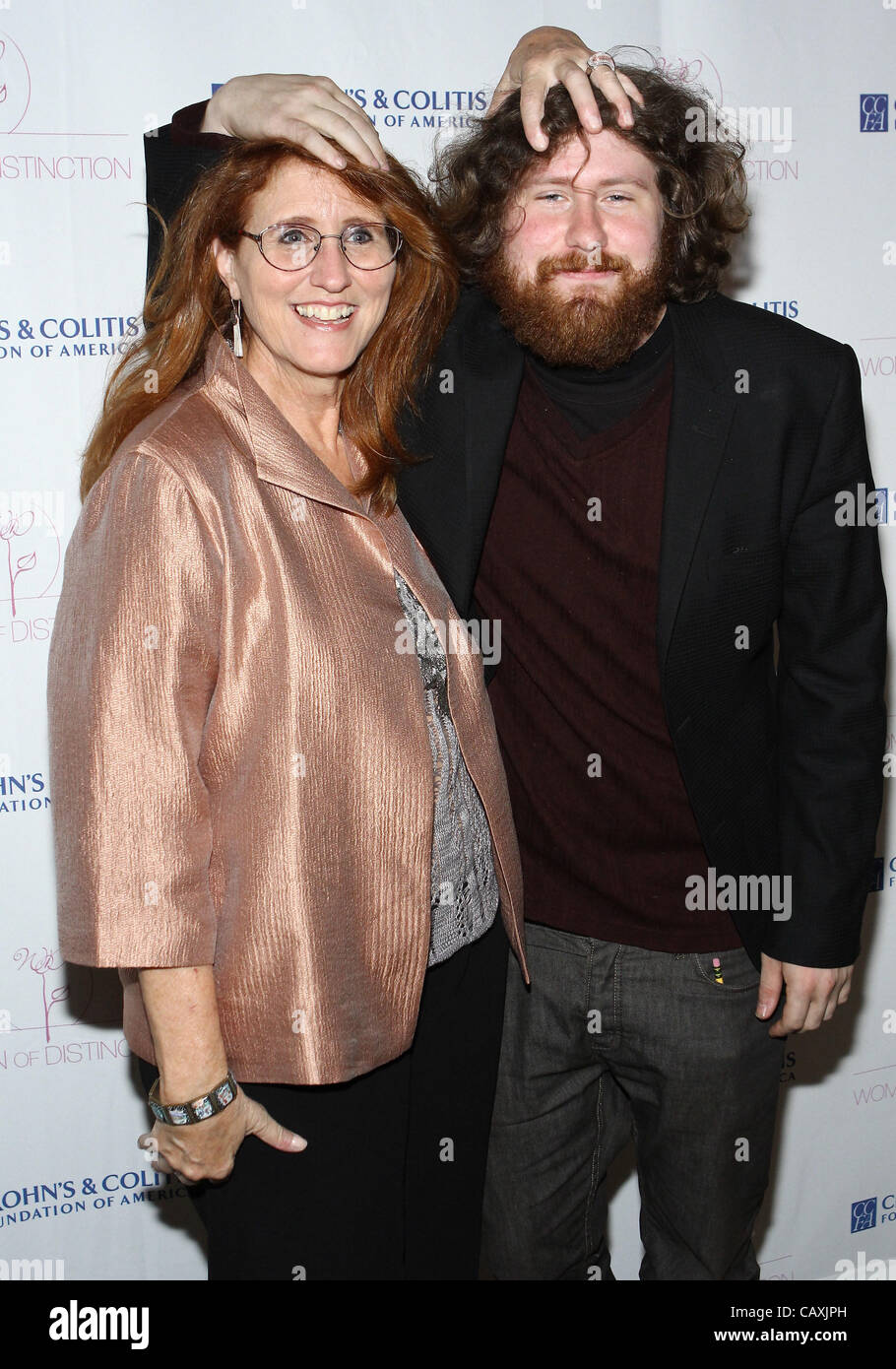 3. Mai 2012 besuchen - Los Angeles, Kalifornien, USA - CineStory Stiftung Mitgründer und Event Honoree PAMELA DURCHBOHREN (L) und Sohn Sänger CASEY ABRAMS, der sechsten Platz auf der zehnten Staffel von American Idol beendete, der 5. jährlichen Frauen der Unterscheidung Luncheon im Beverly Hills Hotel. (Bild Kredit: Stockfoto