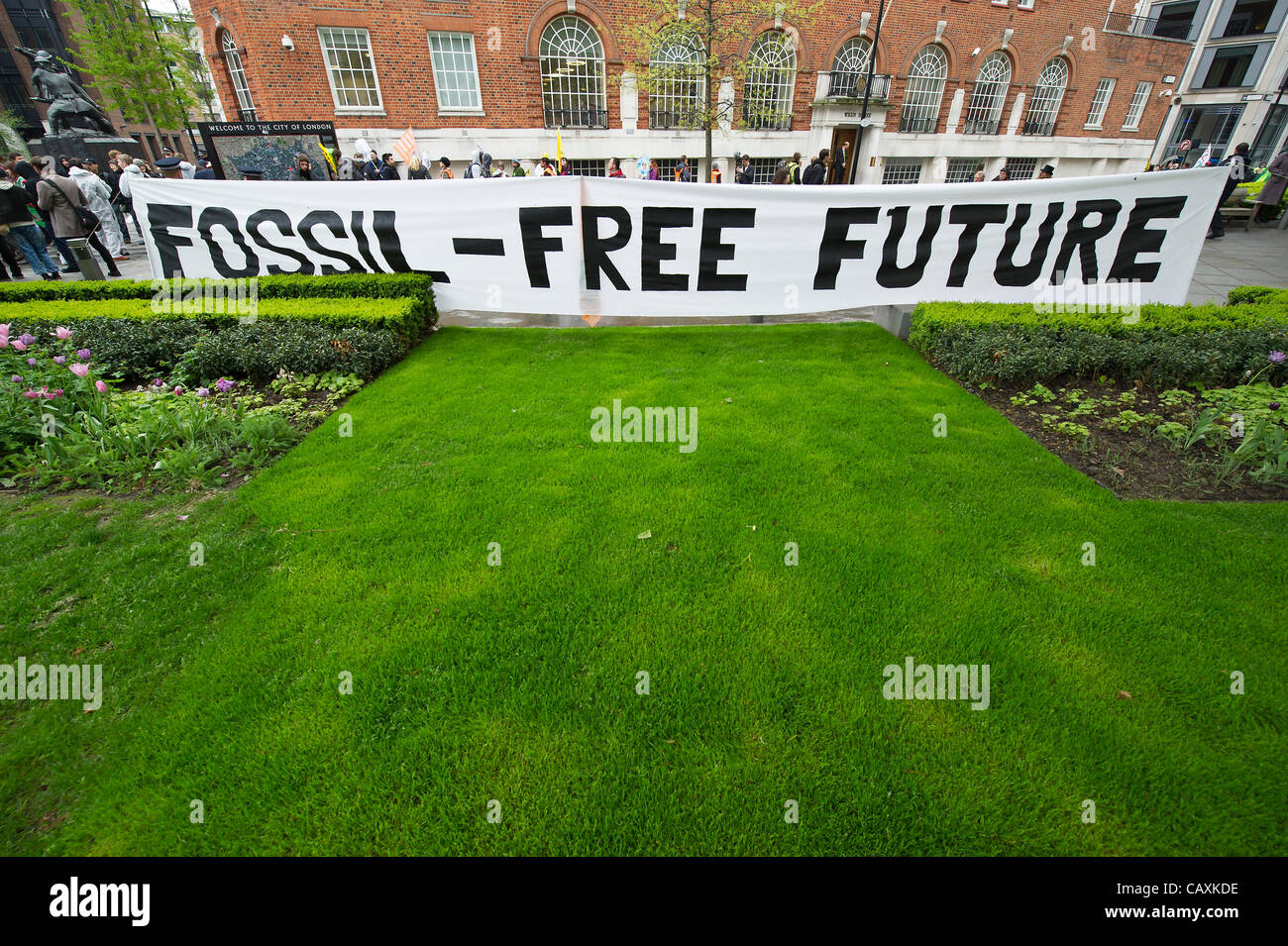 Die großen sechs Energie-Bash: Klima-Aktivisten protestieren gegen die UK Energy Summit in der Grange St. Pauls Hotel in der City of London, UK. Vier Gruppen, die aus fossilen Brennstoffen, Raubritter, Gehäuse und schmutzige Energie konvergieren aber nicht Zutritt zur Konferenz.  Dann sind sie eingekesselt. 05.03.12 Stockfoto