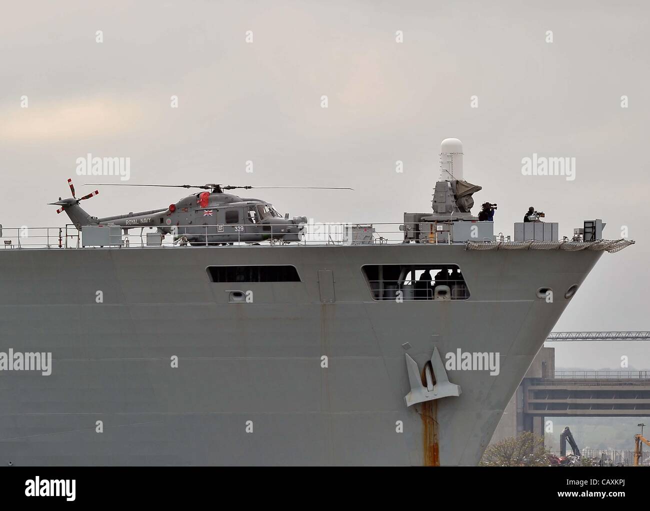 HMS Ocean. Fluß Themse. Rainham. Essex, UK, Freitag. 05.04.2012.  Der Bogen der HMS Ocean mit Helikopter. London Olympics 2012 Sicherheit Übung. Stockfoto