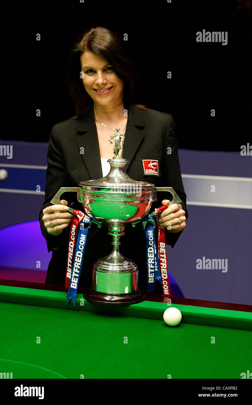 04.05.2012. Tiegel, Sheffield, England. Michaela Tabb,, gezeigt mit der Trophy Gewinner übernimmt von der Betfred.com-WM-Finale am Sonntag und Montag 6 und 7. Mai 2012 im Crucible Theatre, Sheffield, UK. Stockfoto