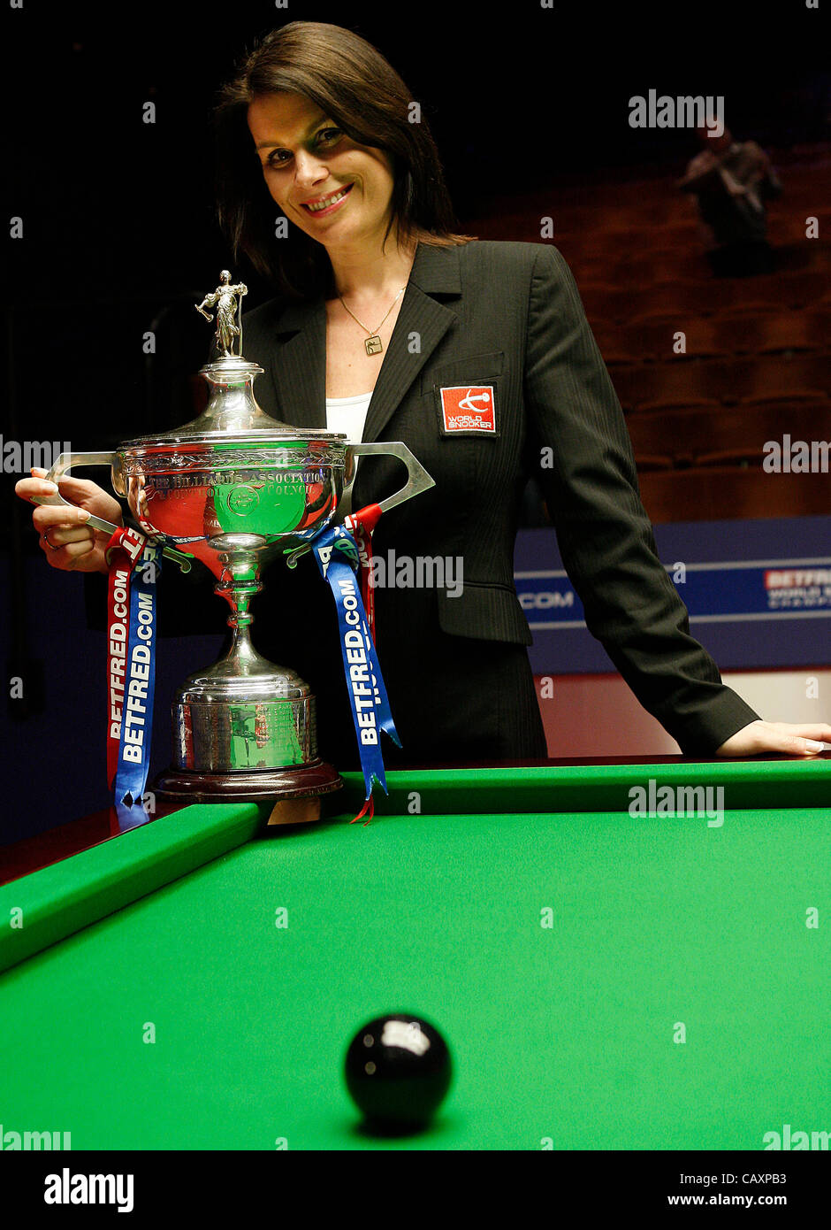 04.05.2012. Tiegel, Sheffield, England. Michaela Tabb,, gezeigt mit der Trophy Gewinner übernimmt von der Betfred.com-WM-Finale am Sonntag und Montag 6 und 7. Mai 2012 im Crucible Theatre, Sheffield, UK. Stockfoto