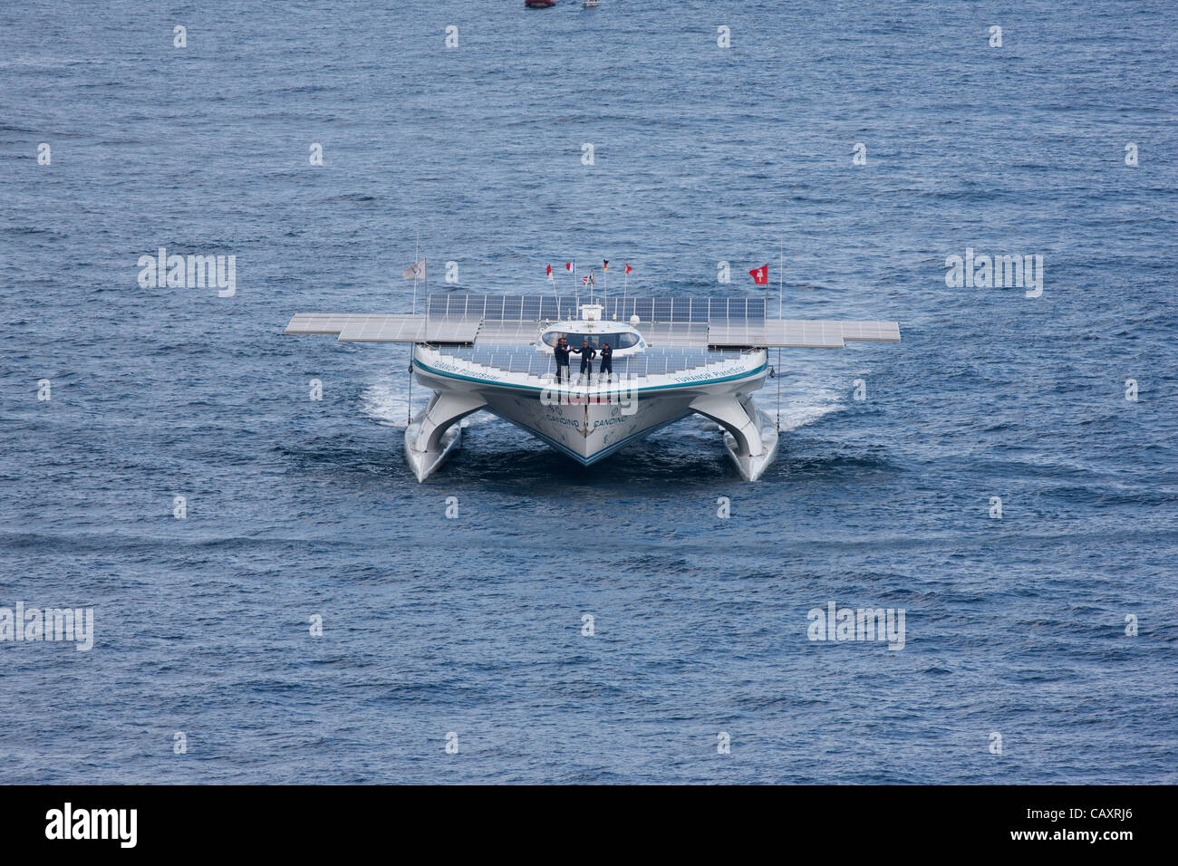 Turanor PlanetSolar Catamaran kommt am 04. Mai 2012 in Monaco an. Es ist die erste Umrundung der Welt auf einem solarbetriebenen Boot. Initiator und Leiter der Expedition ist Raphaël Domjan (dritter von links). Stockfoto