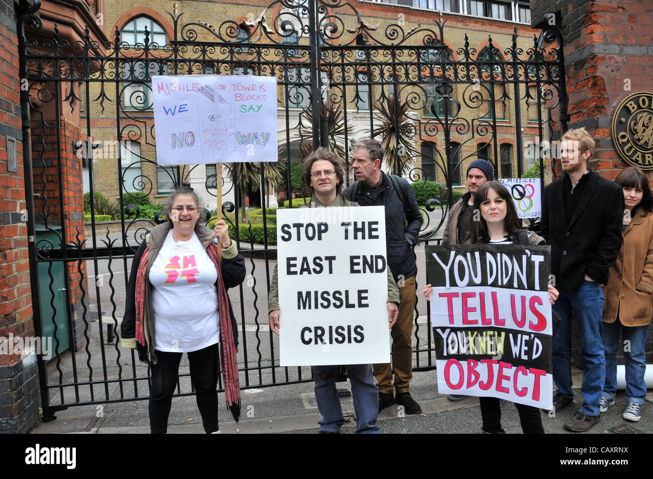 Eine Gruppe von Demonstranten, darunter Carole Vincent ex-Big Brother 8 contestent (links) außen Bogen Viertel, die Wohnungen wo Raketen während der Olympischen Spiele in London positioniert werden sollen. Samstag, 5. Mai 2012 Stockfoto