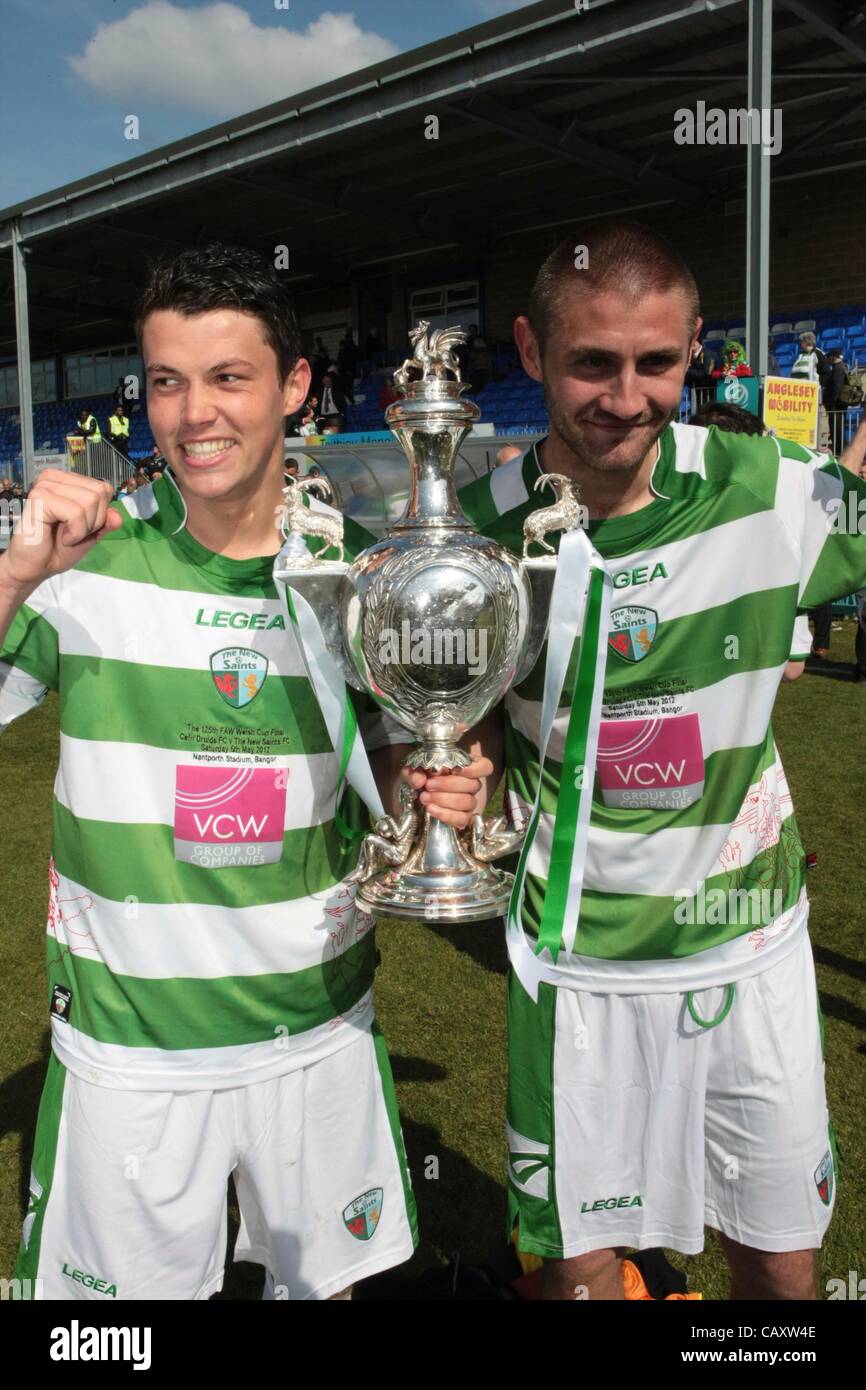 05.05.2012, Bangor, Wales. Cefn Druids FC V The New Saints FC.  TNS-Torschützen Alex Darlington und Greg Draper nach der Football Association von Wales Welsh Cup-Finale gespielt auf den Bangor City FC Nantporth Boden. Stockfoto