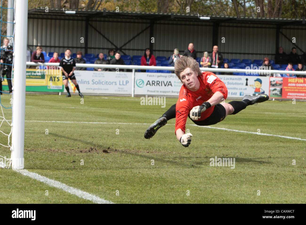 05.05.2012, Bangor, Wales. Cefn Druids FC V The New Saints FC.  Druiden-Keeper Chris Mullock spart während der Football Association von Wales Welsh Cup-Finale spielte bei den Bangor City FC Nantporth Boden. Stockfoto