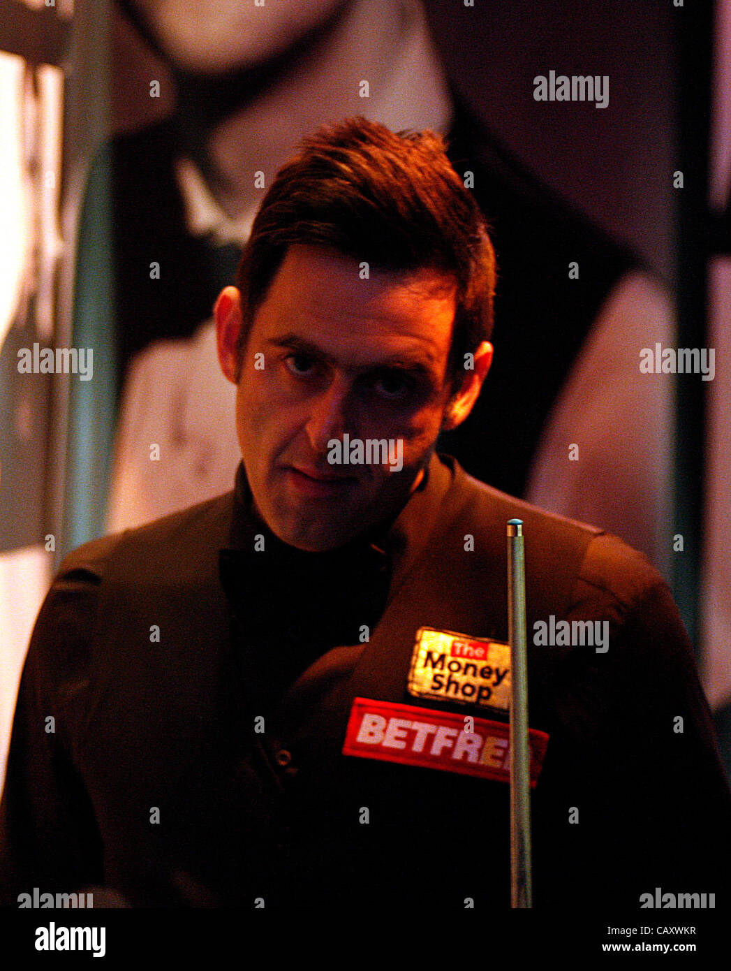 05.05.2012 - Ronnie O'Sullivan düstere Display bringt ihm ein 17-10-Sieg gegen Matthew Stevens und einen Platz in der WM-Finale am Sonntag und Montag, spielt er Ali Carter, Snooker Weltmeisterschaft 2012 im Crucible Theatre, Sheffield, UK Stockfoto