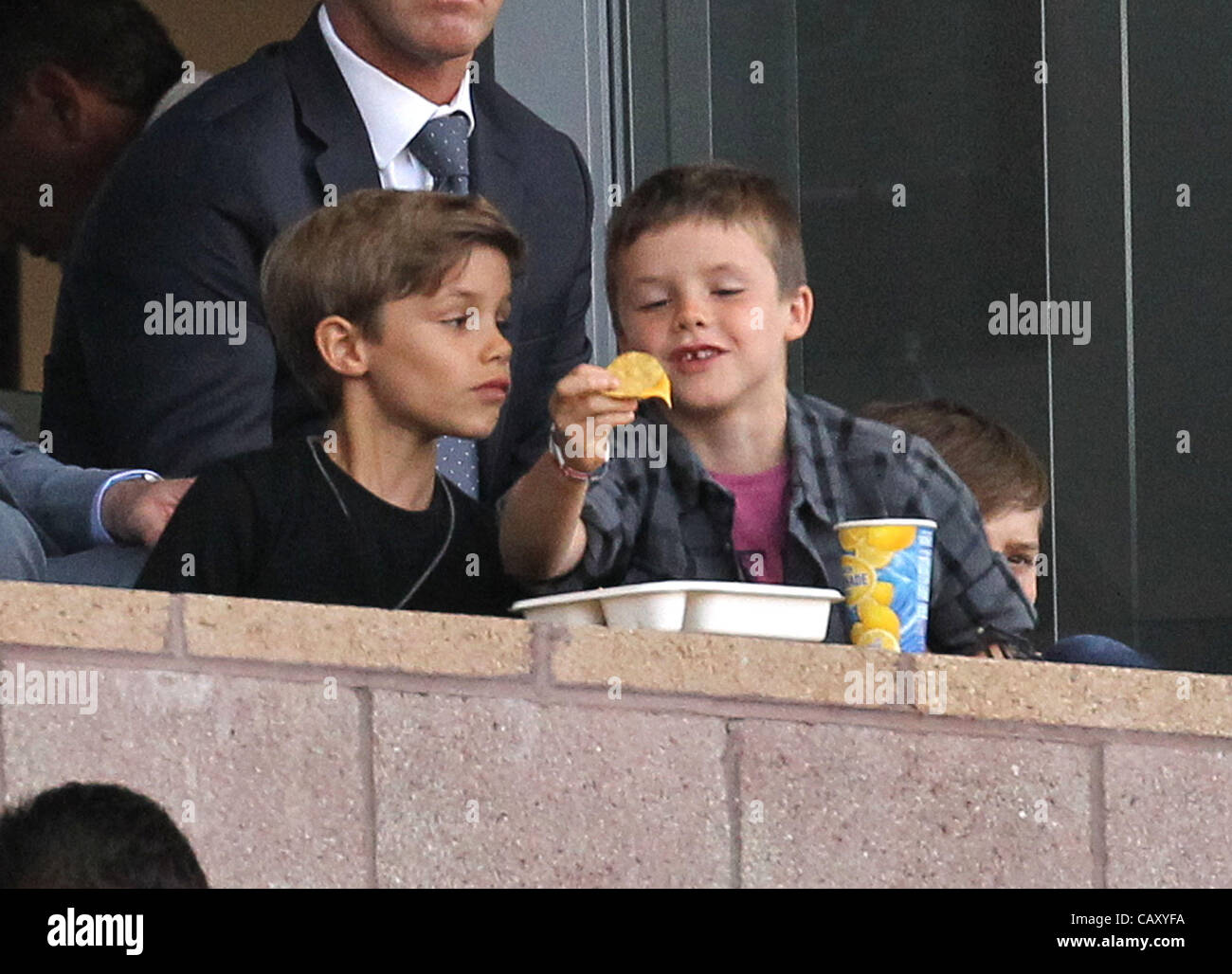 Los Angeles, Kalifornien, USA. 05 Mai 2012. Romeo und Cruz Beckham an der Los Angeles Galaxy V NY Red Bulls Spiel in Los Angeles, CA Stockfoto