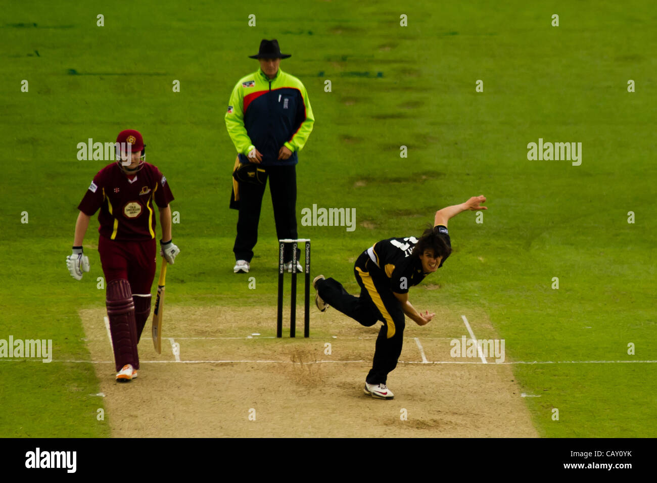 06.05.2012. Birmingham, England. Warwickshire Bären V Northampton Steelbacks. ALS Miller spielte Bowling für Warwickshire während des Spiels Clydesdale Bank CB40 bei Edgbaston. Stockfoto