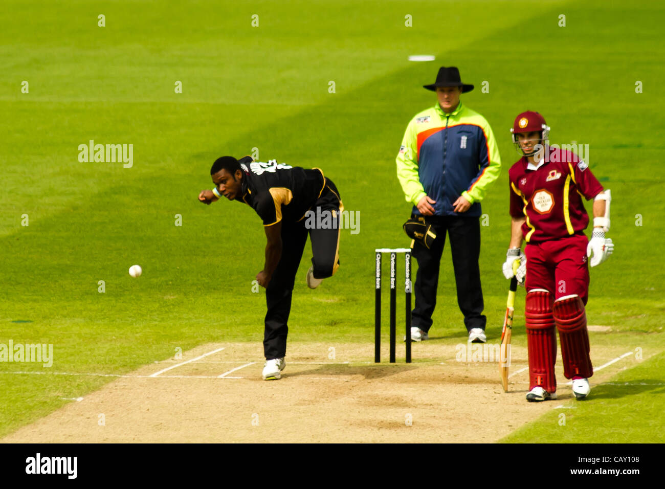 06.05.2012. Birmingham, England. Warwickshire Bären V Northampton Steelbacks. Keith Barker, Kyle Coetzer bowling spielte mit der Wimper für Northants während der Clydesdale Bank CB40 Spiel bei Edgbaston. Stockfoto