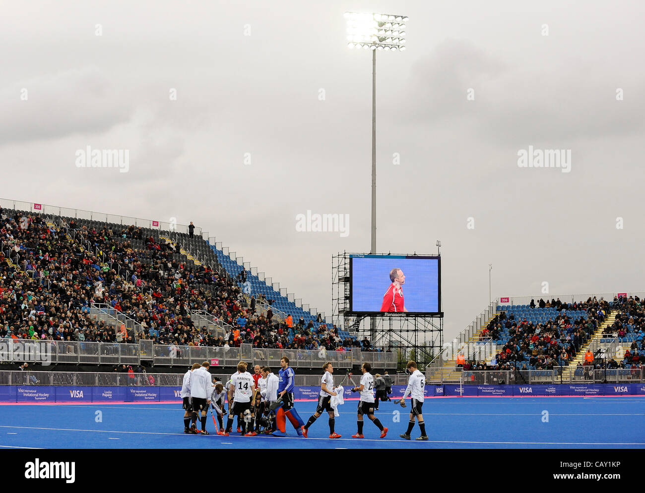 06.05.2012 London, England. Deutschland warm-up für die Männer Gold Medal Match zwischen Deutschland und Australien am Tag 5 des Visa International Invitational Hockey Turnier in der Flussufer-Arena im Olympiapark. (Dies ist ein Testereignis 2012 Olympics, Teil der London bereitet Serie). Stockfoto