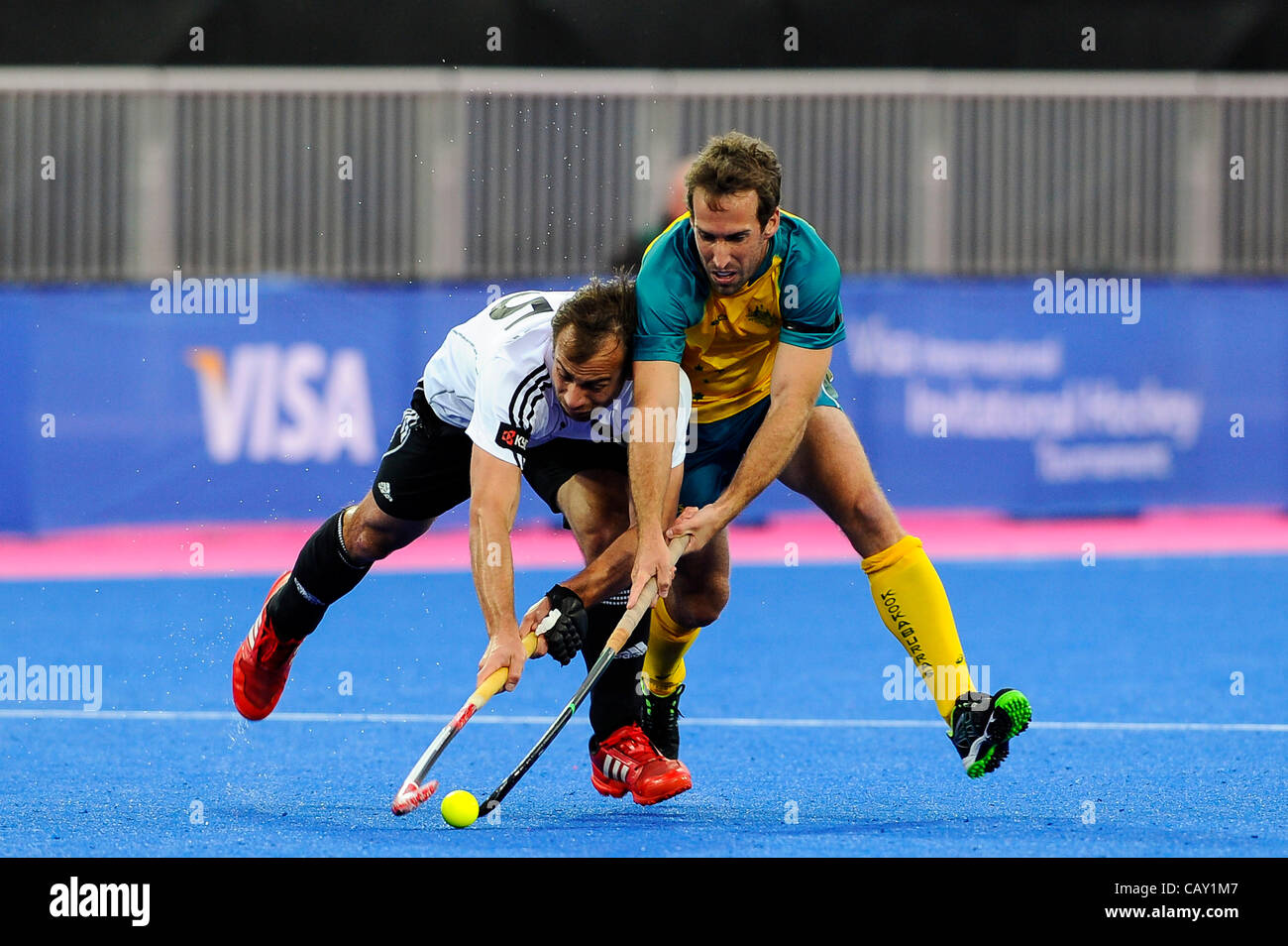 06.05.2012 London, England. Deutschland Defender #25 Philipp ZELLER (GER) und Australien Mittelfeldspieler #2 Liam de YOUNG (AUS) für den Ball zu konkurrieren, während die Männer Goldmedaille match zwischen Deutschland und Australien am Tag 5 der Visa International Invitational Hockey Turnier in der Riverbank Arena auf der O Stockfoto