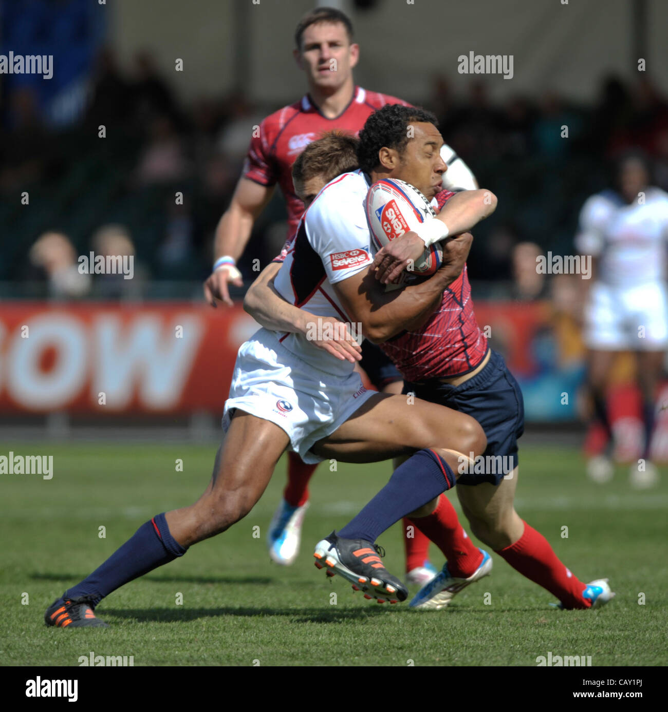 06.05.2012 Glasgow, Schottland. HSBC Sevens World Series.  Nick Edwards erhält während der Spiel Russland und den USA zwischen Stadium Scotstoun hart getroffen. Stockfoto