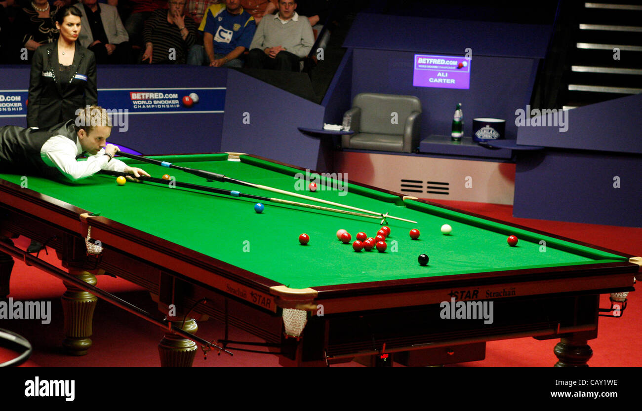 Ronnie O'Sullivan in Aktion gegen Ali Carter in der World Snooker Championship Finale Stockfoto