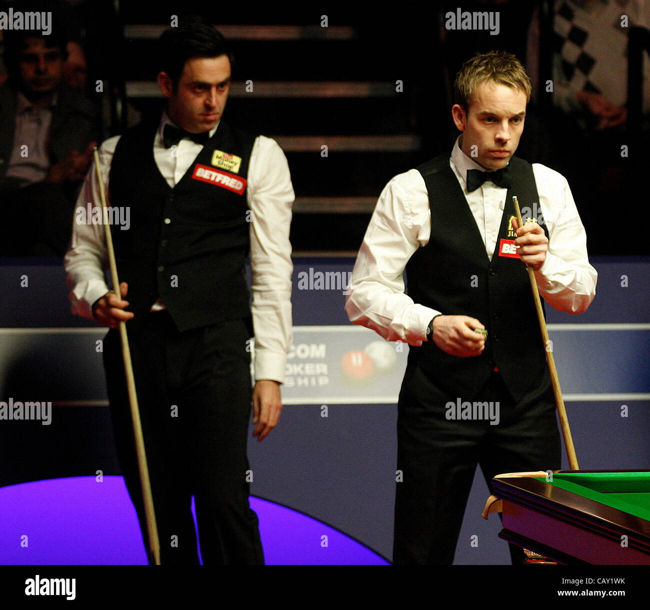 Ronnie O'Sullivan in Aktion gegen Ali Carter in der World Snooker Championship Finale Stockfoto
