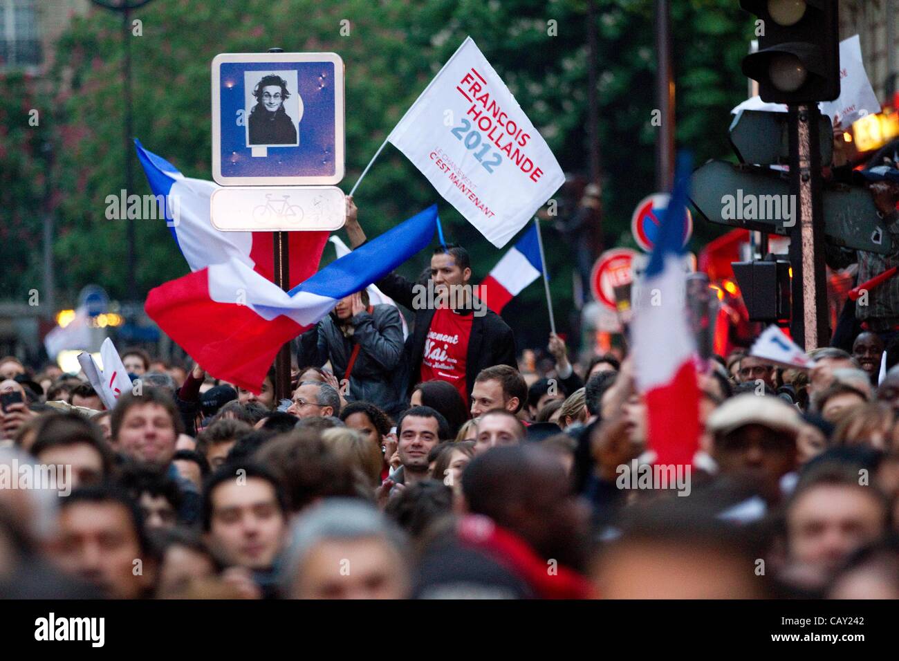 Rue de Solferino, Paris, Französisch Elections06.05.2012 Bild zeigt Französisch im Zentrum von Paris, Francois Hollande anfeuern, auf die Stimmen im französischen Wahlkampf zählen. Stockfoto