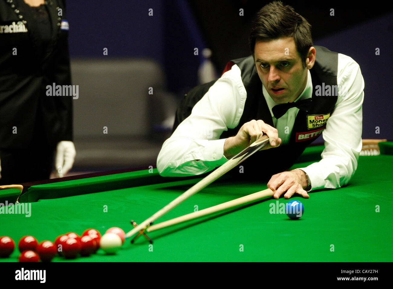 Ronnie O'Sullivan in Aktion gegen Ali Carter in der World Snooker Championship Finale Stockfoto