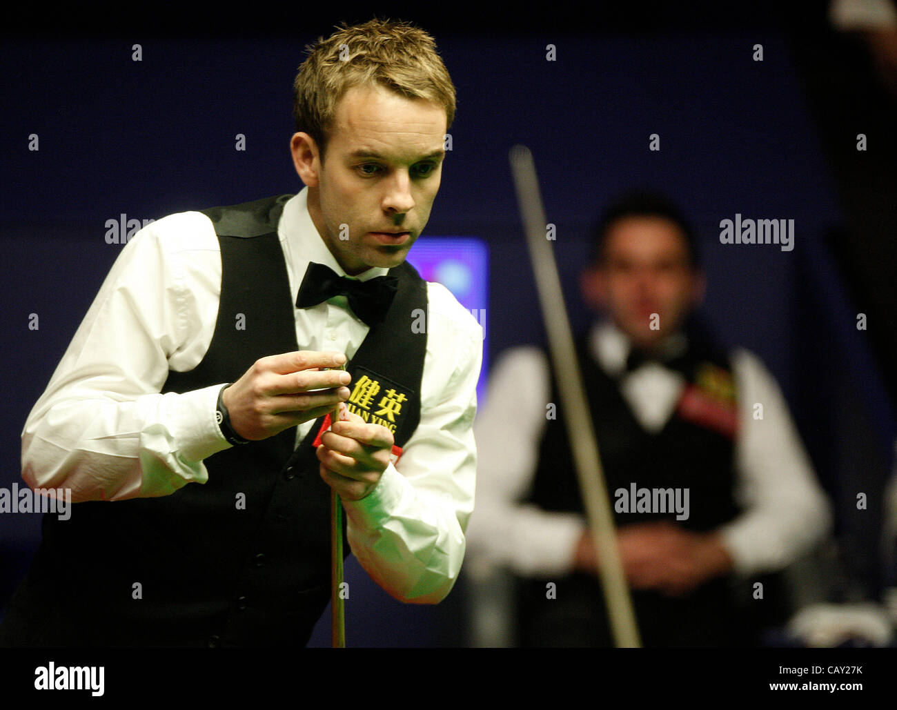 Ronnie O'Sullivan in Aktion gegen Ali Carter in der World Snooker Championship Finale Stockfoto