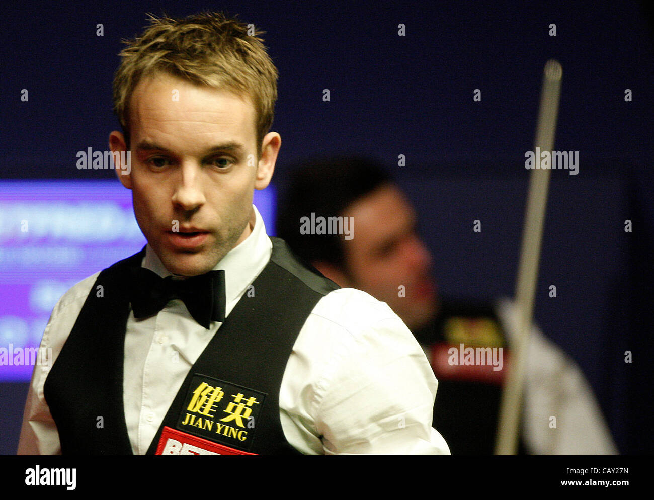 Ronnie O'Sullivan in Aktion gegen Ali Carter in der World Snooker Championship Finale Stockfoto