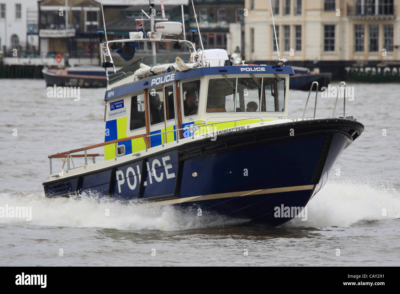 London, UK. 06 Mai 2012. Metropolitan Police Marine-Einheit patrouilliert die Gegend um HMS Ocean während des Olympischen Security Trainings. Stockfoto