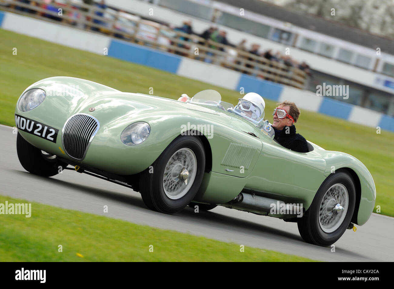 6. Mai 2012, Donington Park Racing Circuit, UK.  Sir Stirling Moss fährt seine Rennen gewinnen 1952 Jaguar C-Type XKC 005 mit ein Wettbewerbs-Gewinner als Passagier.  Sir Stirling erhielt besondere Erlaubnis zu diesem Zeitraum Helm und Schutzbrille tragen. Stockfoto