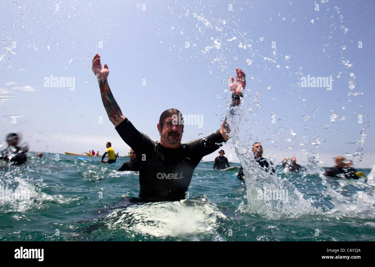 6. Mai 2012 - San Diego, Kalifornien, USA - 06.05.2012 Oceanside, Ca vor Junior Seau Haus gab es eine Paddel bei Surfern, die letzte Ehre erweisen, Junior Seau, die in seinem Haus Selbstmord begangen.  Surfer auf Surfbretter, Kajaks, Boogie-Boards und einige nur flossen machte einen großen Kreis, sagte Stockfoto