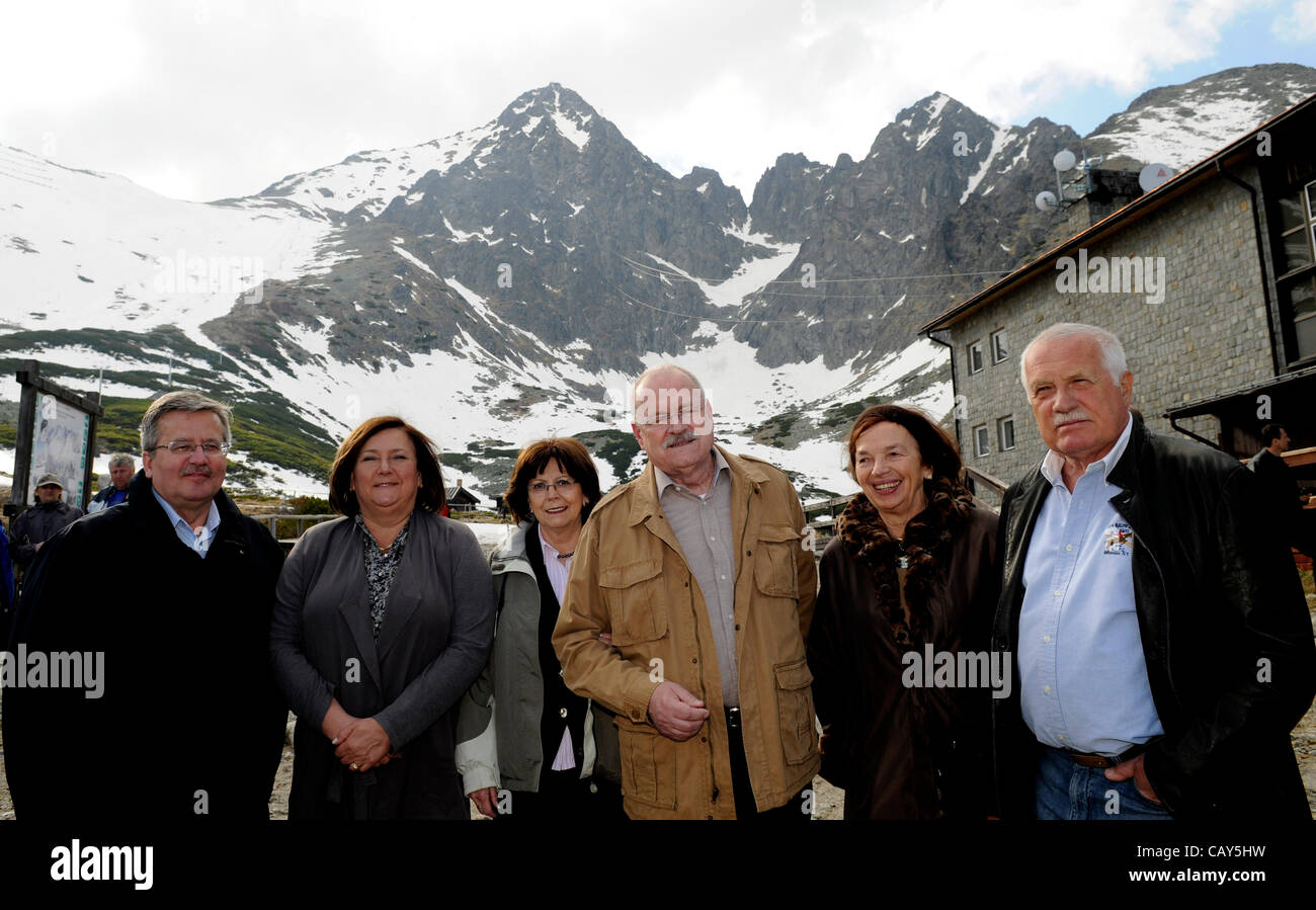 Der polnische Präsident Bronislaw Komorowski und seine Frau Anna Komorowska, links, slowakische Präsident Ivan Gasparovic und seine Frau Silvia Gasparovicova, Zentrum, und der tschechische Staatspräsident Vaclav Klaus und seine Frau Livia Klausova erfüllen die Medien während ihrer Wanderung nach dem ersten Tag des Gipfels der vier Visegrad ( Stockfoto