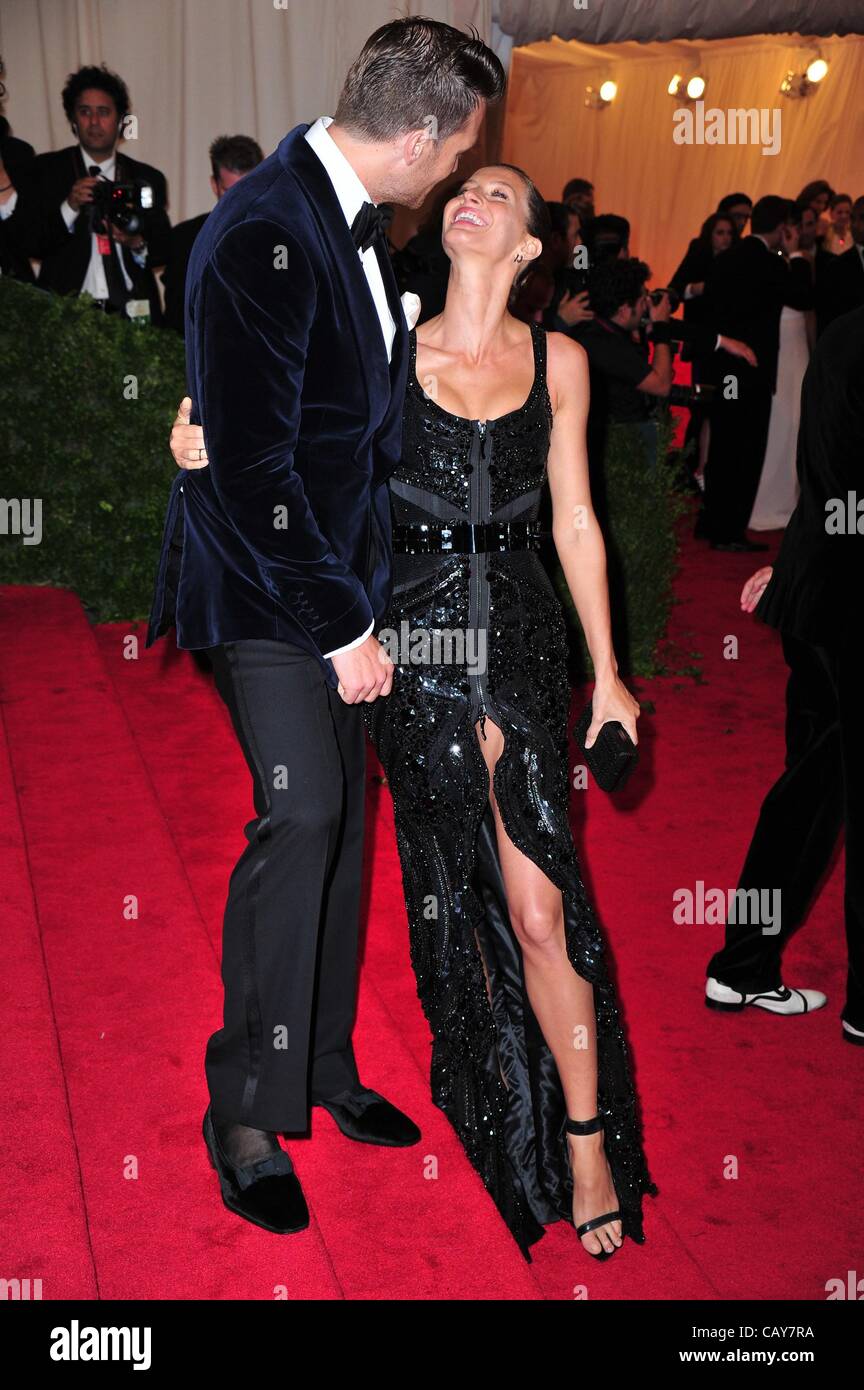 Tom Brady, Gisele Bundchen im Ankunftsbereich für Schiaparelli und Prada: unmöglich Conversations - Metropolitan Museum of Art 2012 Costume Institute Gala Benefit - Teil 3, Metropolitan Museum of Art, New York, NY 7. Mai 2012. Foto von: Gregorio T. Binuya/Everett Collection Stockfoto