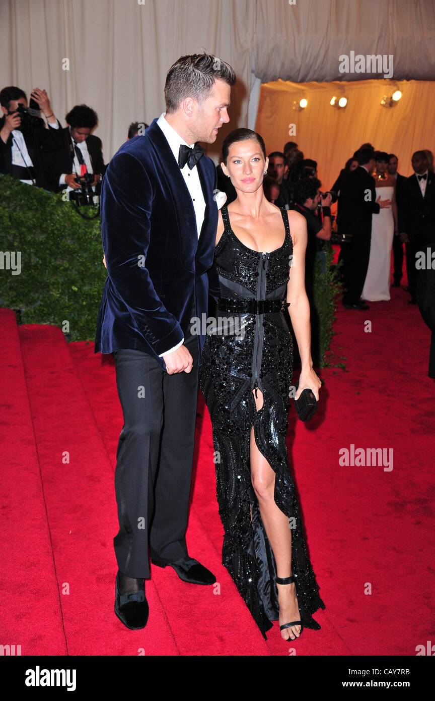 Tom Brady, Gisele Bundchen im Ankunftsbereich für Schiaparelli und Prada: unmöglich Conversations - Metropolitan Museum of Art 2012 Costume Institute Gala Benefit - Teil 3, Metropolitan Museum of Art, New York, NY 7. Mai 2012. Foto von: Gregorio T. Binuya/Everett Collection Stockfoto