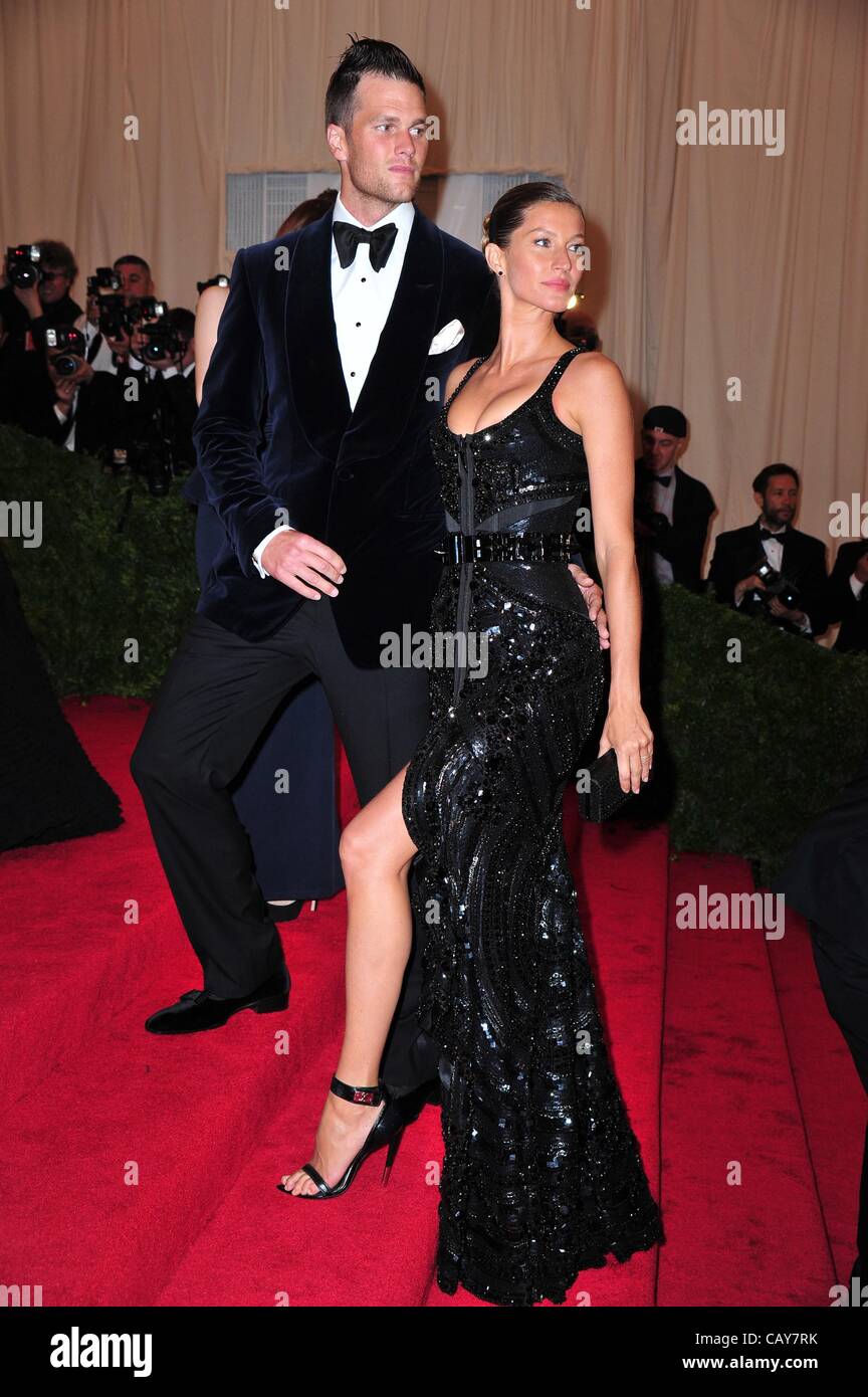 Tom Brady, Gisele Bundchen im Ankunftsbereich für Schiaparelli und Prada: unmöglich Conversations - Metropolitan Museum of Art 2012 Costume Institute Gala Benefit - Teil 3, Metropolitan Museum of Art, New York, NY 7. Mai 2012. Foto von: Gregorio T. Binuya/Everett Collection Stockfoto