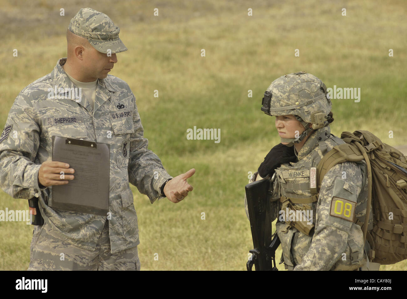 5. Mai 2012 - DoD K9 Studien-Mai 4, 2012-Lackland Air Force Base-San Antonio, Texas---Sgt. Elizabeth Wenke Plays auf Anweisung für einen Bohrer während der Abteilung der Verteidigung K9 Prüfungen Lackland Air Force Base in San Antonio, Texas.  Militärischer Arbeitshund Teams testen sie in einer Vielzahl von Missionen, Stockfoto