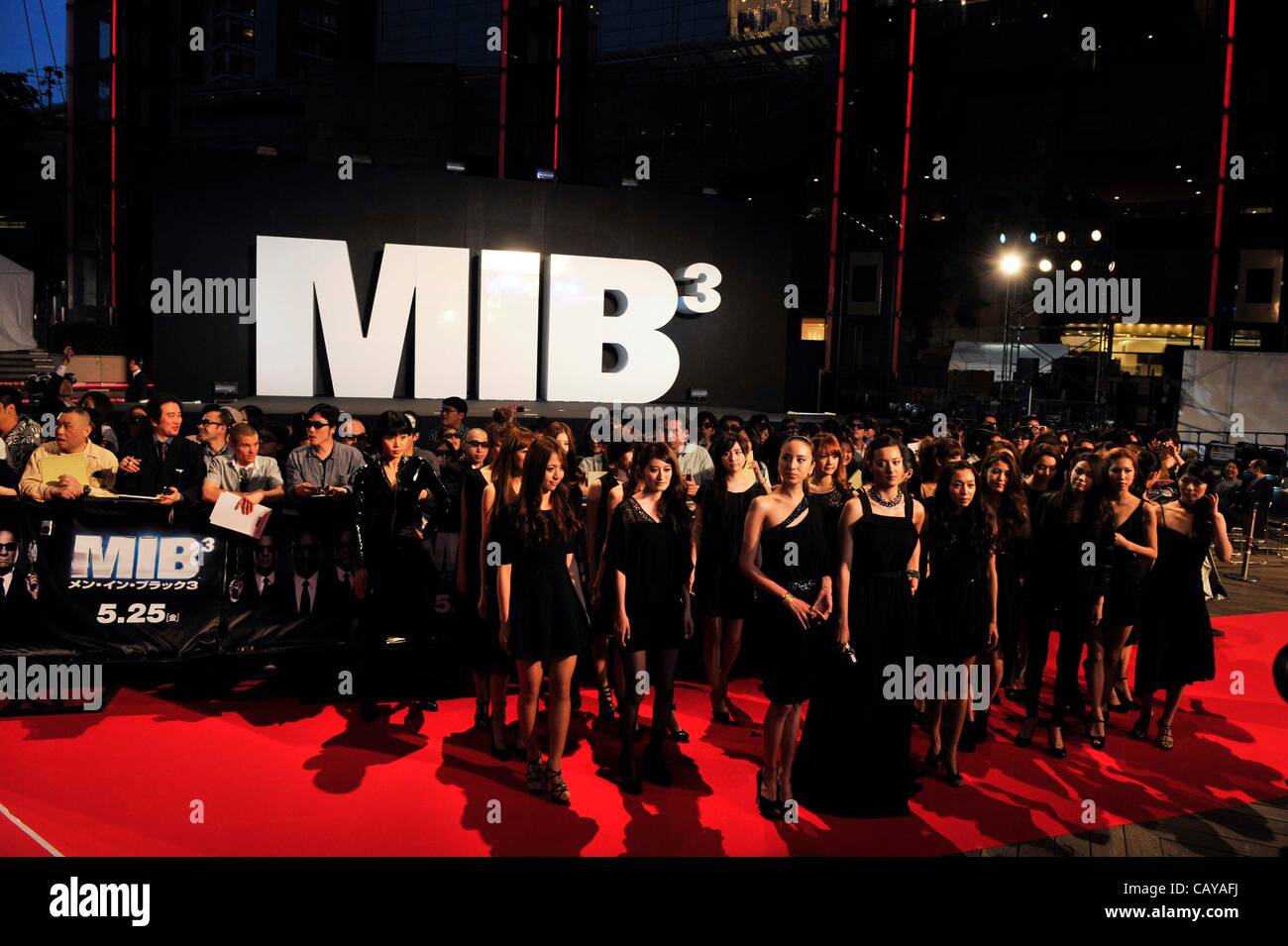 8. Mai 2012: Tokio, Japan – erscheinen 30 Modelle in schwarz auf der Japan-Premiere für den Film "Man In Black 3" in Roppongi Hills. Dieser Film ist dritte der Man In Black-Serie, die über Außerirdische, die in der Erde leben. Dieser Film wird in Japan vom 25. Mai veröffentlicht werden. (Foto von Yumet Stockfoto