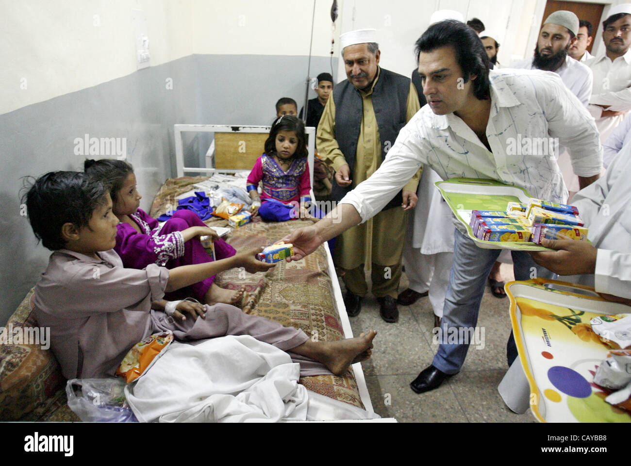 Renommierte Schauspieler Ajab Gul zusammen mit den ehemaligen Senator, Ahmad Hassan Khan verteilt Geschenke bei Kindern während seiner Besuche in der Verbindung des internationalen Tages der Thalassämie Hamza Foundation in Peshawar auf Dienstag, 8. Mai 2012. Stockfoto