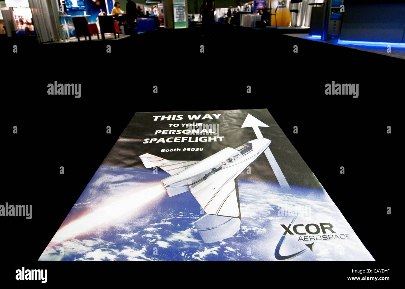 8. Mai 2012 - Los Angeles, Kalifornien, USA - Stock Beschilderung von XCOR Aerospace, Entwickler von wiederverwendbaren, raketengetriebenen Fahrzeugen, weist den Weg in Richtung der Ausstellungshalle und darüber hinaus während der Spacecraft Technology Expo auf dem Los Angeles Convention Center statt. Die erste Ausstellung ihrer Art, die Stockfoto