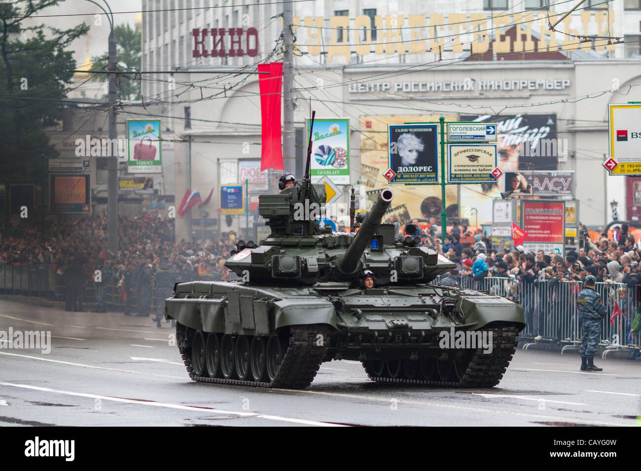 Militärische Fahrzeuge voran neue Arbat-Straße nach dem Verlassen des Roten Platzes während einer Militärparade zu Ehren des 67. Jahrestages des großen Sieges im großen Vaterländischen Krieg 1941-1945. Mittwoch, 9. Mai 2012 in Moskau, Russland. Stockfoto