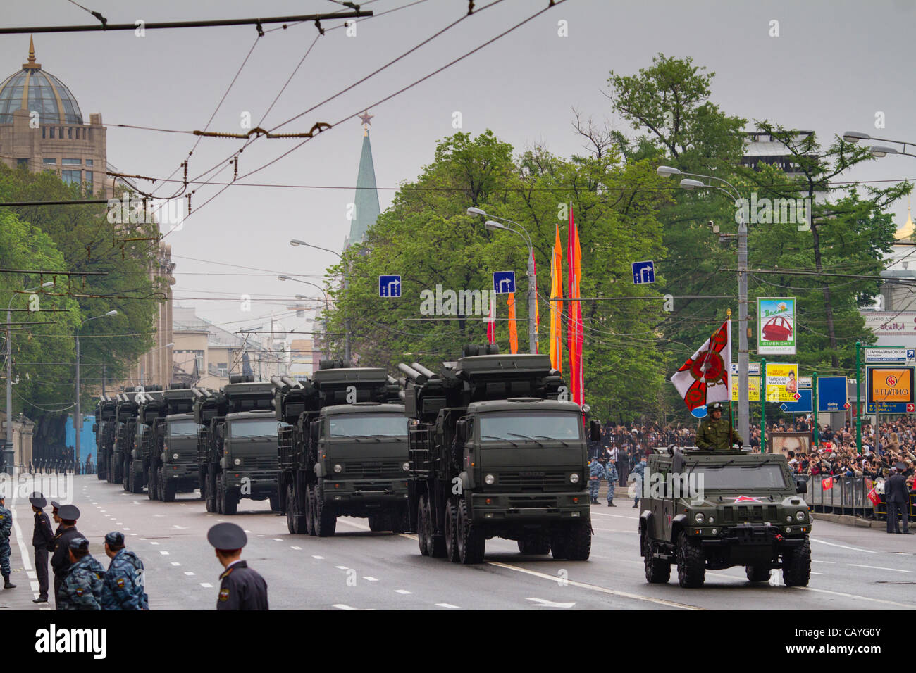 Militärische Fahrzeuge voran neue Arbat-Straße nach dem Verlassen des Roten Platzes während einer Militärparade zu Ehren des 67. Jahrestages des großen Sieges im großen Vaterländischen Krieg 1941-1945. Mittwoch, 9. Mai 2012 in Moskau, Russland. Stockfoto